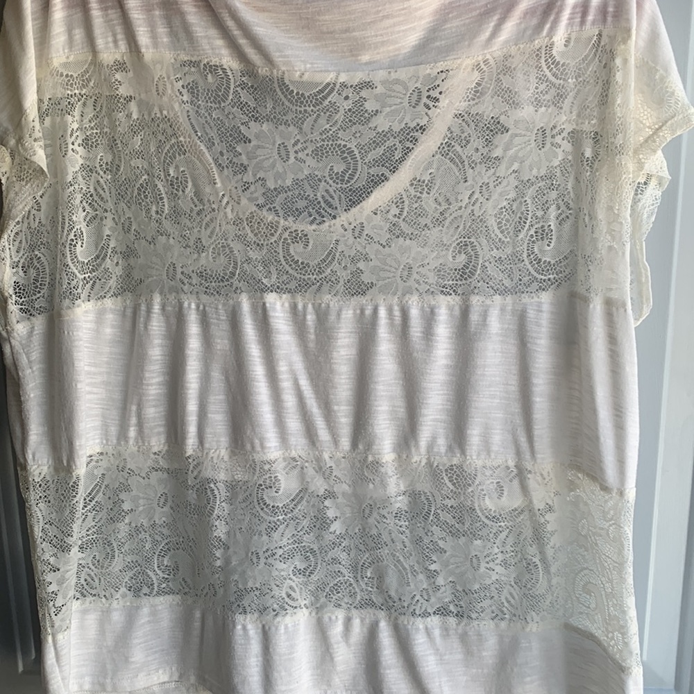 ✨3/$12✨Ladies top - Picture 3 of 3